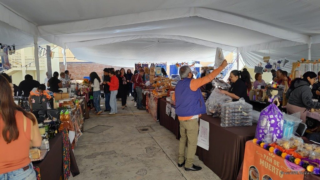 Ambiente y visitantes en el Festival Artesanal
