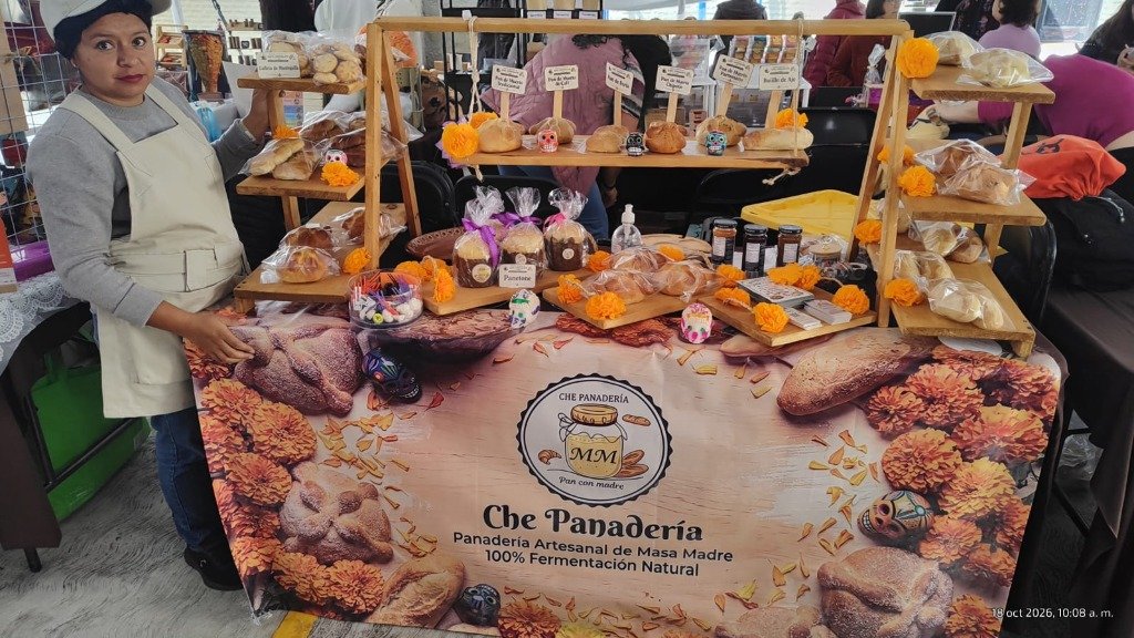 Panadera en el stand con pan artesanal